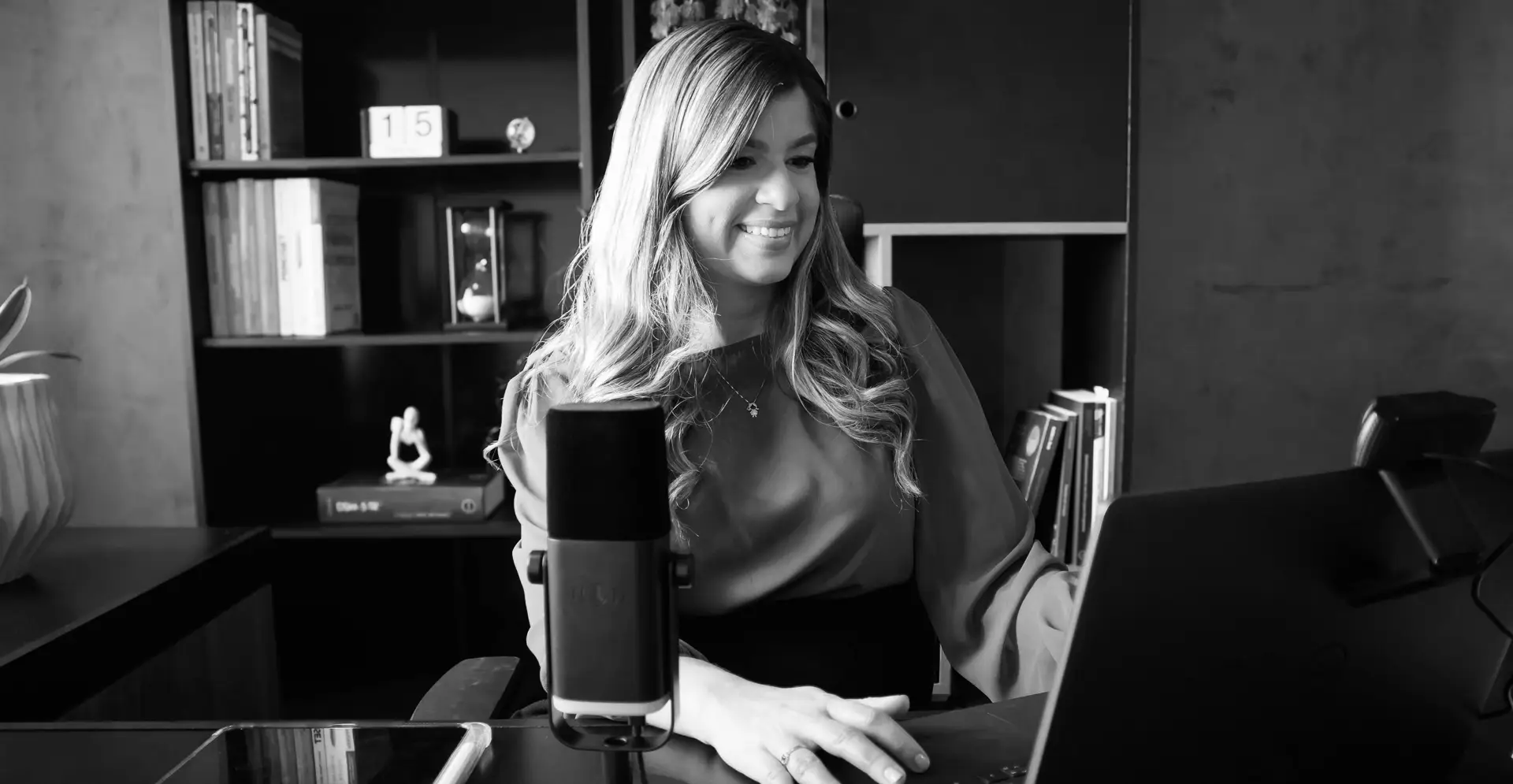 foto de fundo mostrando a psicóloga Bruna Monteiro olhando para a tela de um computador, durante uma sessão de psicoterapia