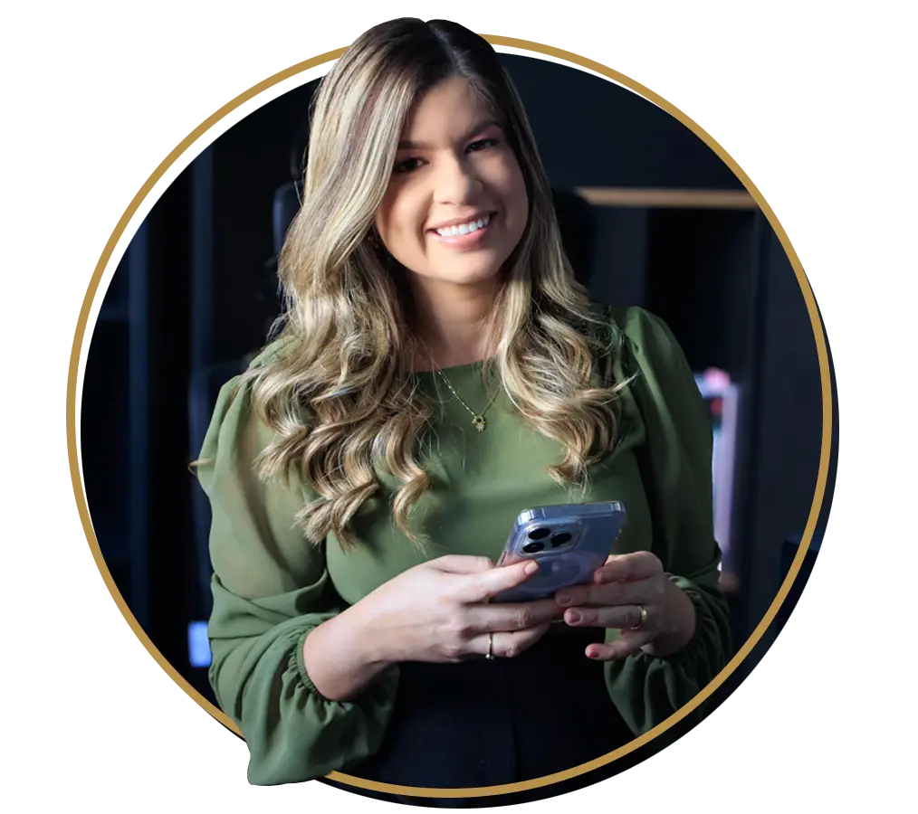 foto da psicóloga Bruna Monteiro sorrindo e segurando um smartphone